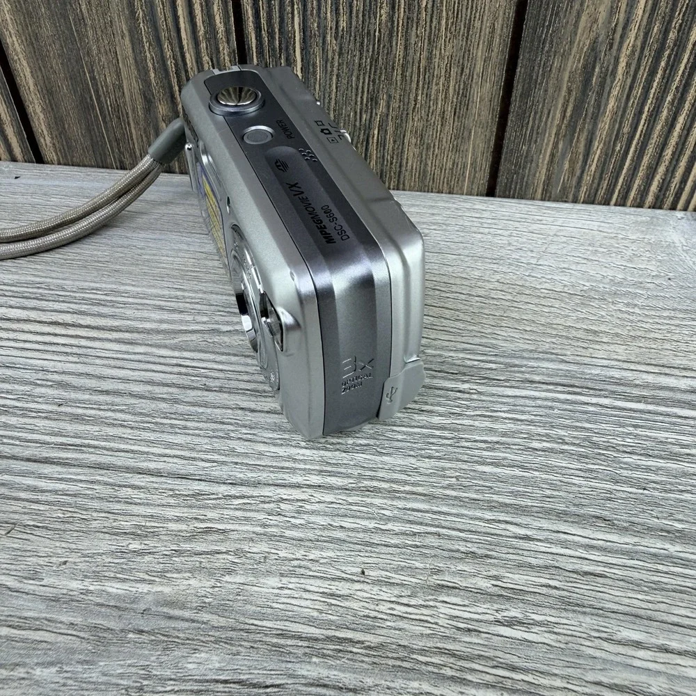 Sony Cyber-shot DSC-S600 6.0MP Digital Camera Silver PARTS ONLY READ